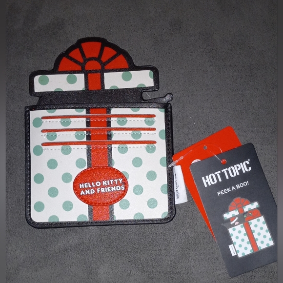 Her Universe × My Melody & Kuromi | Holiday Gift Peeking Cardholder Hot Topic - Picture 2 of 2